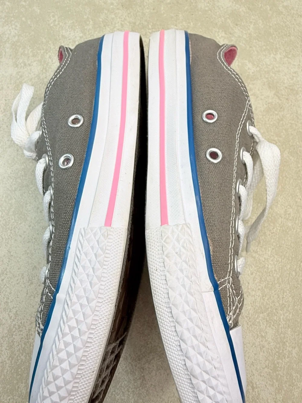 Converse Kids Size 2 Charcoal Canvas Low-Top Sneakers with Pink Lining EUC LN
